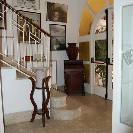 Augustus ליפארי